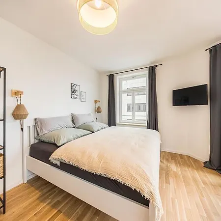 Stylisches Zentrales City-apartment Mit 2 Balkonen Apartment