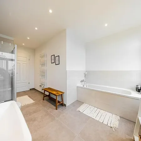 Stylisches Zentrales City-apartment Mit 2 Balkonen Apartment *