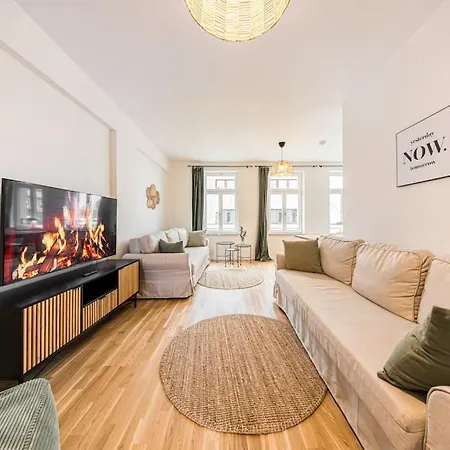 Stylisches Zentrales City-apartment Mit 2 Balkonen Apartment