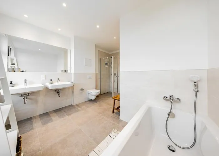 Stylisches Zentrales City-apartment Mit 2 Balkonen Apartamento *